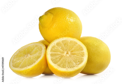 Limones sobre fondo blanco.
