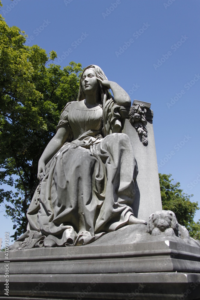 Statue du cimetière du Montparnasse à Paris