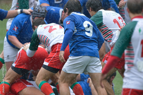 Rugby,mischia sotto la pioggia