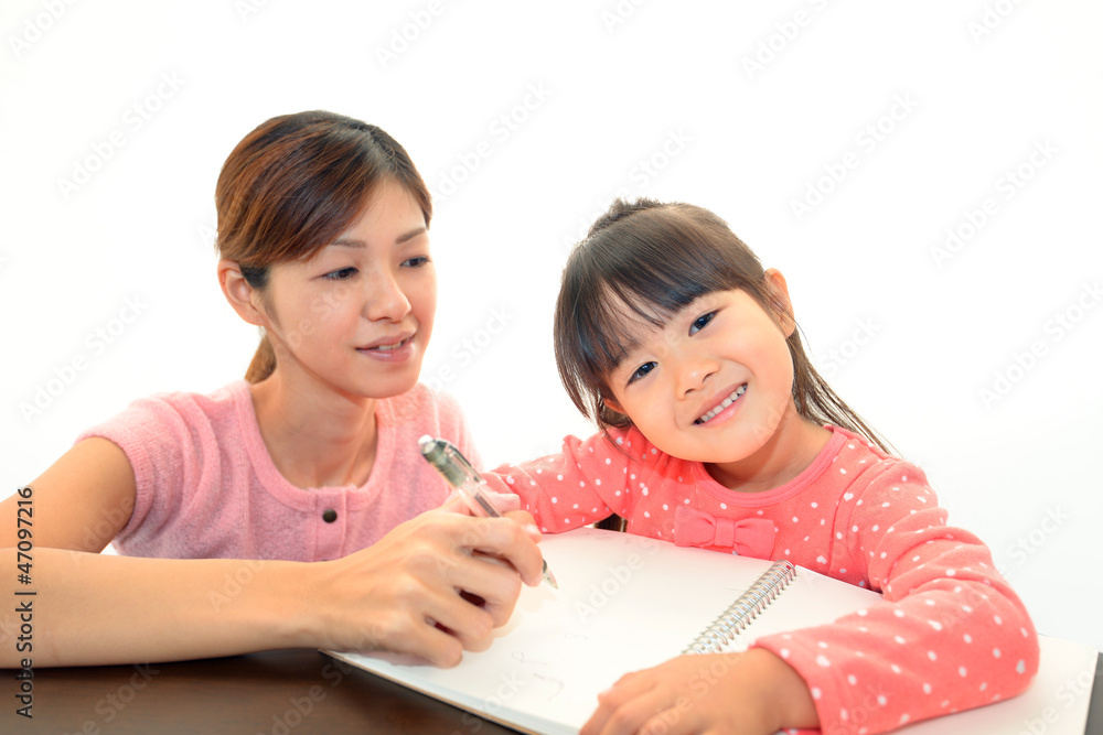 勉強を楽しむ笑顔の女の子