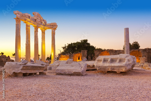 Obraz na płótnie Old ruins in Side, Turkey at sunset w salonie