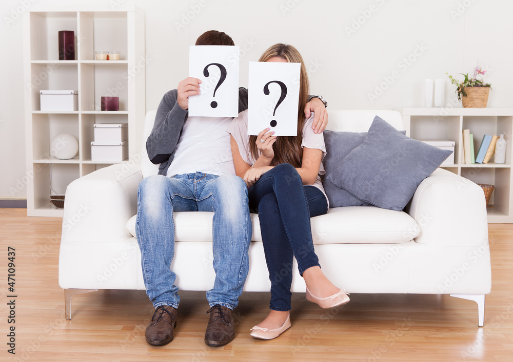 Couple with question marks - obrazy, fototapety, plakaty 