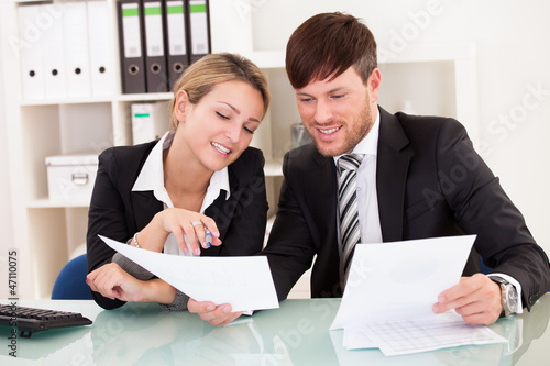 Wallpaper Mural Business partners discuss sales Torontodigital.ca