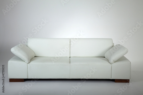 Moderne Couch in Weiß © www.freund-foto.de