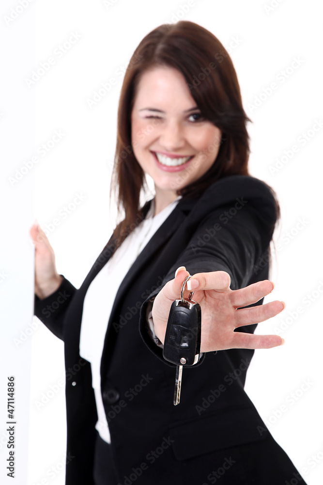 Business Frau übergibt Auto Schlüssel lachend Porträt Business Frau übergibt Auto Schlüssel lachend Porträt