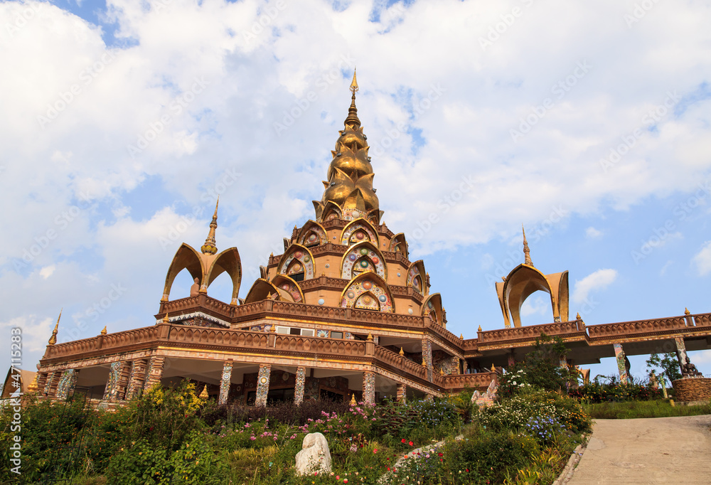Fototapeta premium Wat Phra That Pha Kaew, Thai ceramic Buddhist temple