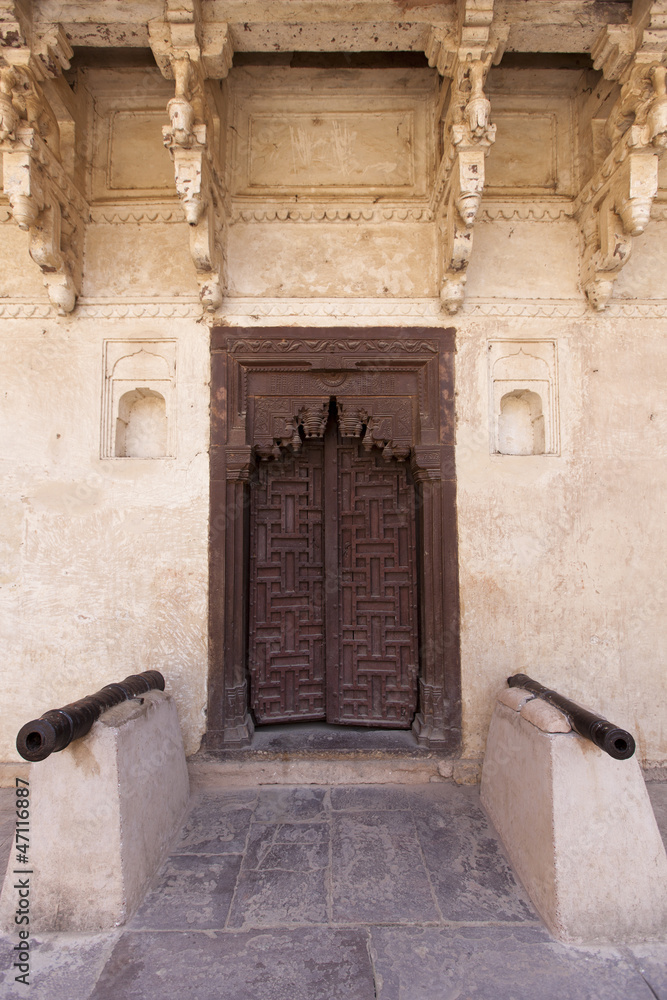 Fototapeta premium Canon guarded gate at Jehangir Mahal in Orchha.