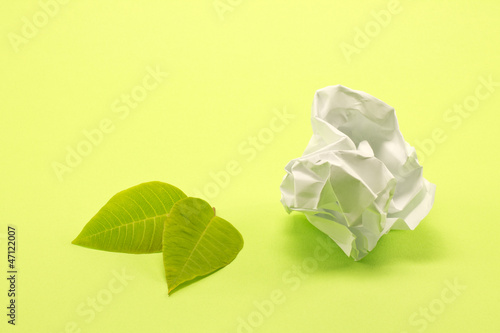 Foglie verdi e carta rifiuto
