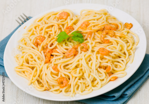 Spaghetti with prawns in a creamy sauce