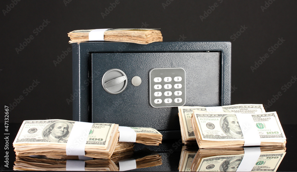 Naklejka premium American dollars and safe isolated on black