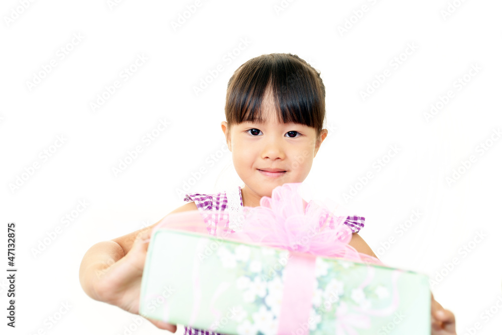プレゼントを持って微笑むかわいい女の子 プレゼントを持って微笑むかわいい女の子