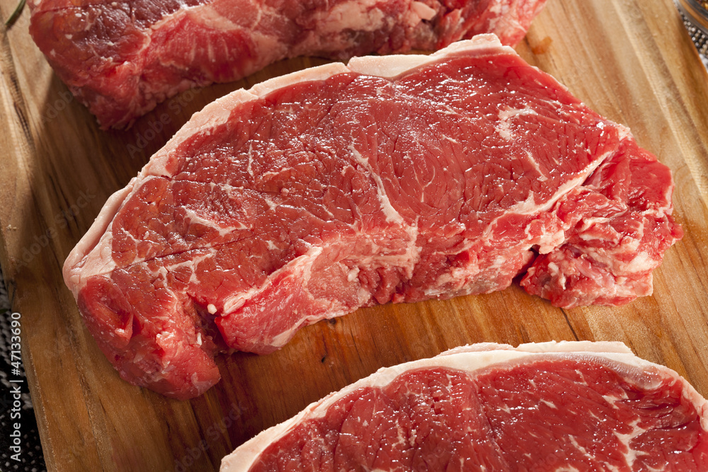Obraz premium Organic Red Raw Steak Sirloin