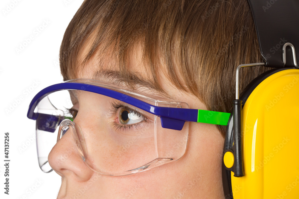 Jugendlicher mit Schutzbrille und Gehörschutz - Arbeitsschutz Stock-Foto |  Adobe Stock