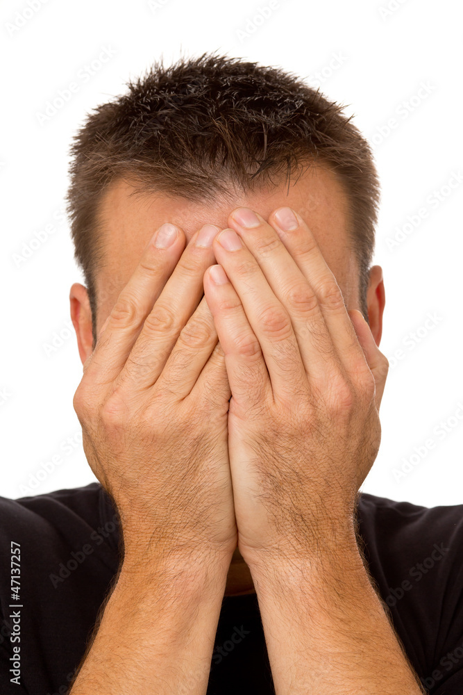 Mann, ist verzweifelt - Hände vor dem Gesicht - Sorgen, Problem Mann, ist verzweifelt - Hände vor dem Gesicht - Sorgen, Problem