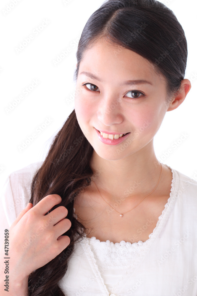 笑顔の若い女性