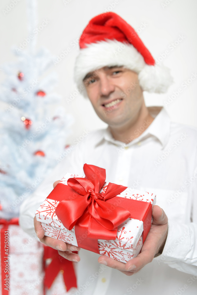 Mann mit Weihnachtsgeschenk Mann mit Weihnachtsgeschenk