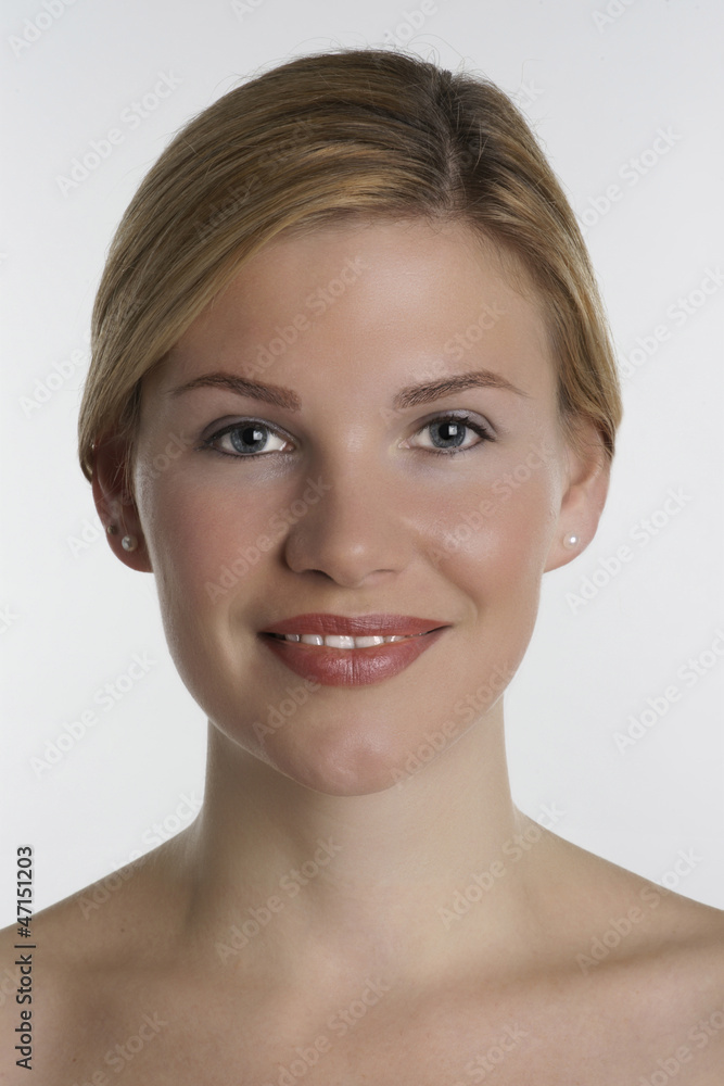 Portrait einer jungen Frau mit Make up Stock-Foto | Adobe Stock