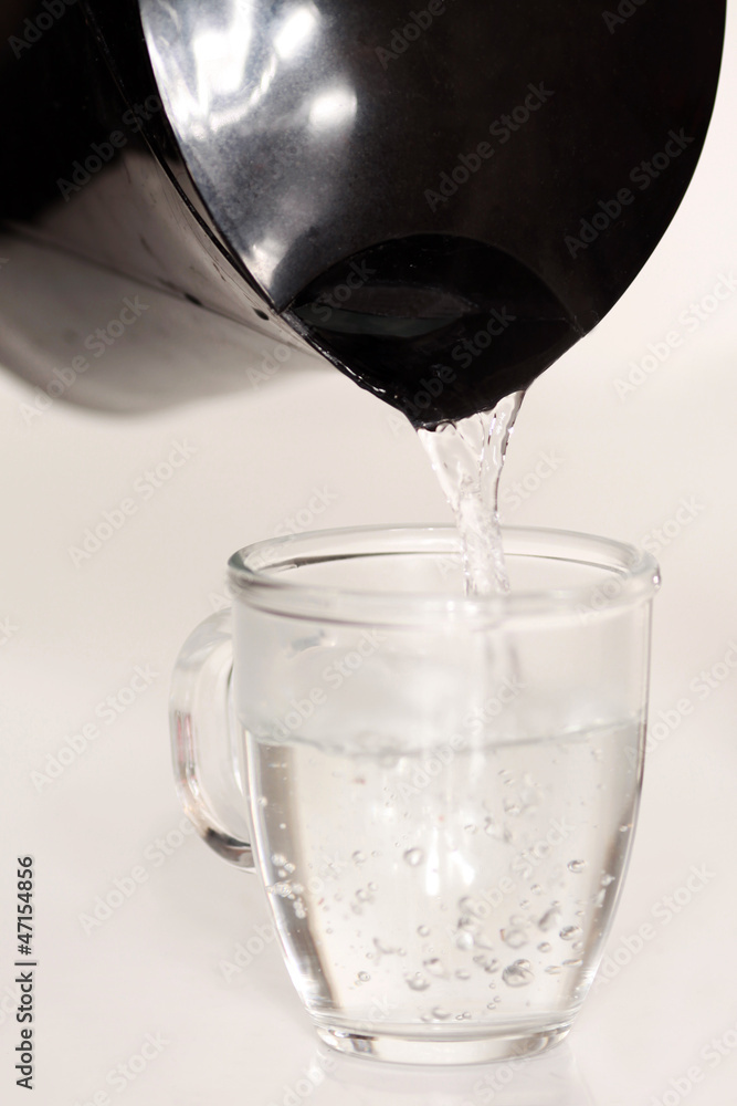Heißes Wasser in Tasse eingießen Stock-Foto | Adobe Stock