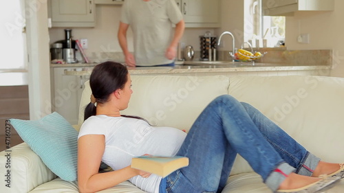 Pregnant woman gets contraction with husband running to help