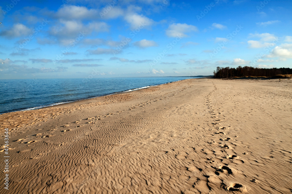 Obraz premium Sandy beach at the southern coast of the Baltic Sea, Poland.