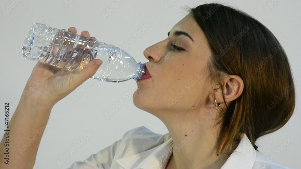 bebiendo agua chica