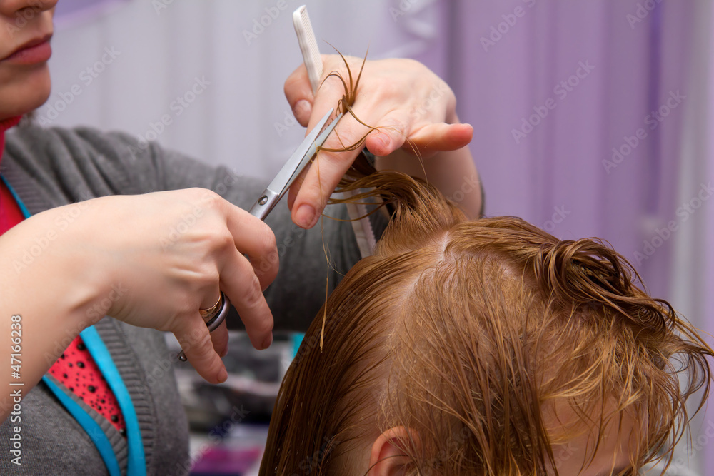 Naklejka premium hairdresser cutting woman hair in salon
