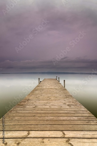 embarcadero de madera en el lago