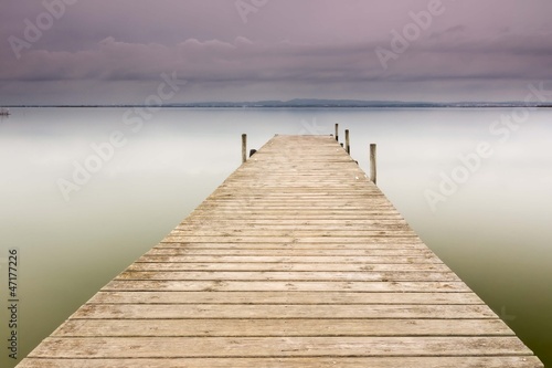 Fototapeta Naklejka Na Ścianę i Meble -  embarcadero de madera en el lago