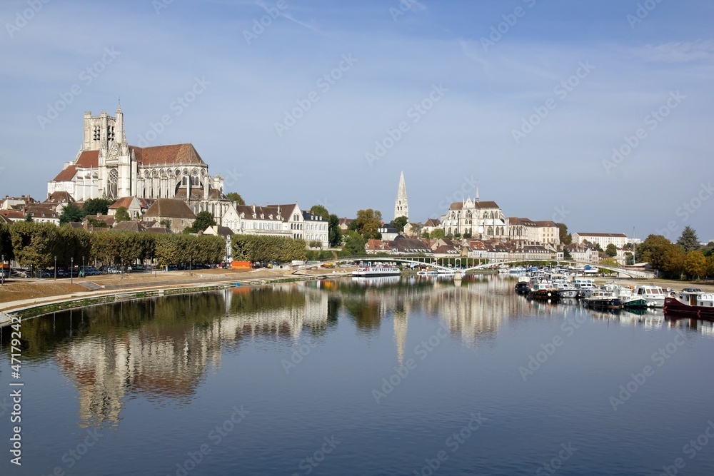 cathédrale d'Auxerre vue d'un pont (Bourgogne France)