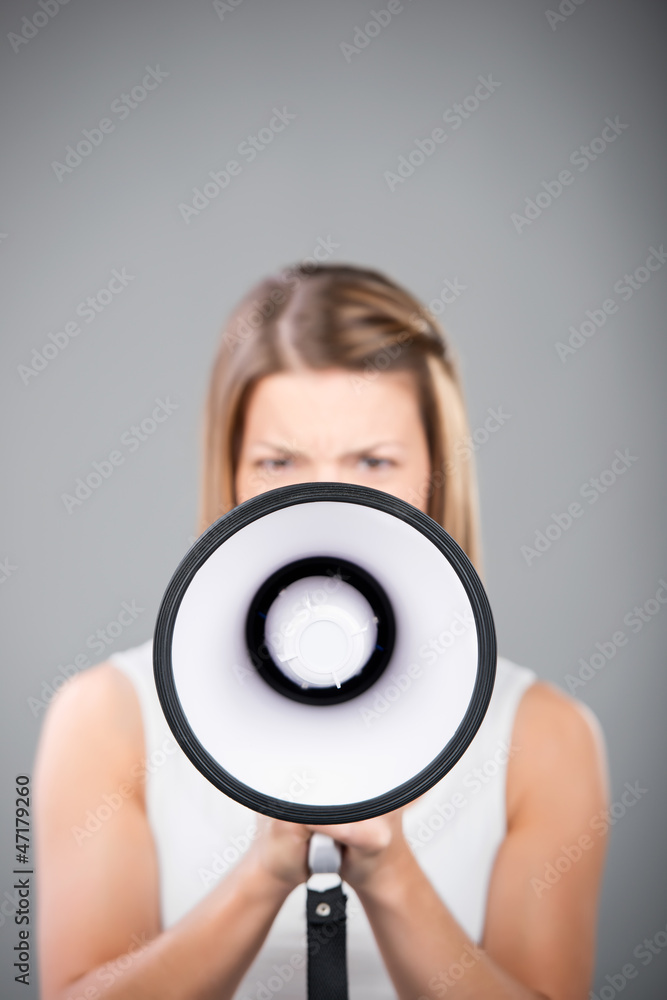 Fototapeta premium frau ruft durch megaphon