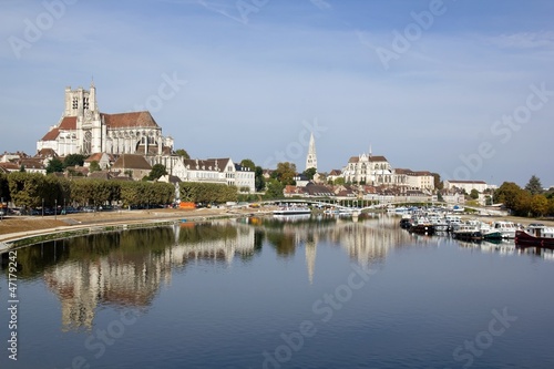 cathédrale d'Auxerre vue d'un pont (Bourgogne France)