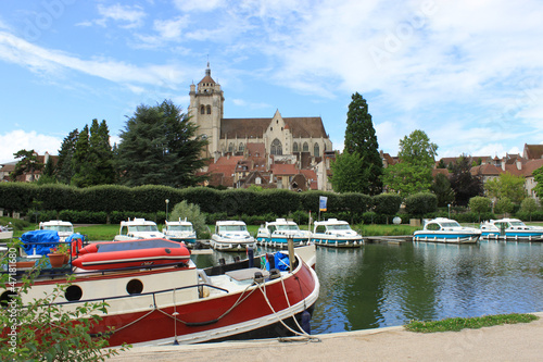 Dole dans le Jura, collégiale et canal