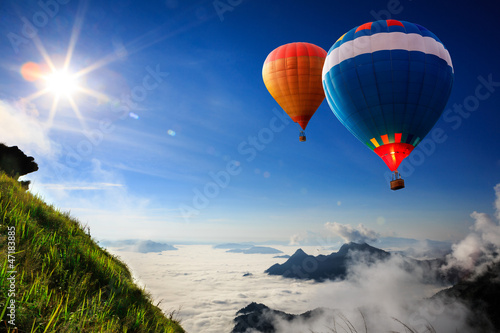 Obraz na płótnie Colorful hot-air balloons flying over the mountain w salonie