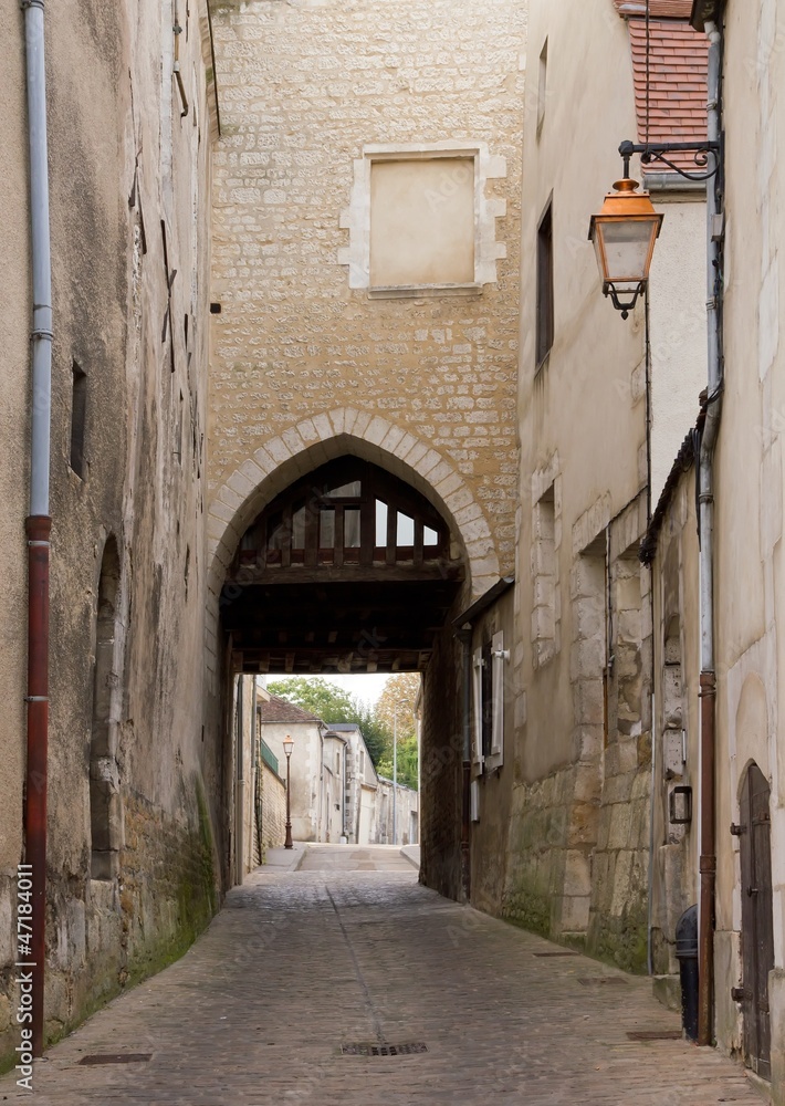 ancienne ruelle typique d'Auxerre (Bourgogne France)