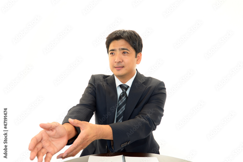 握手をする笑顔のビジネスマン