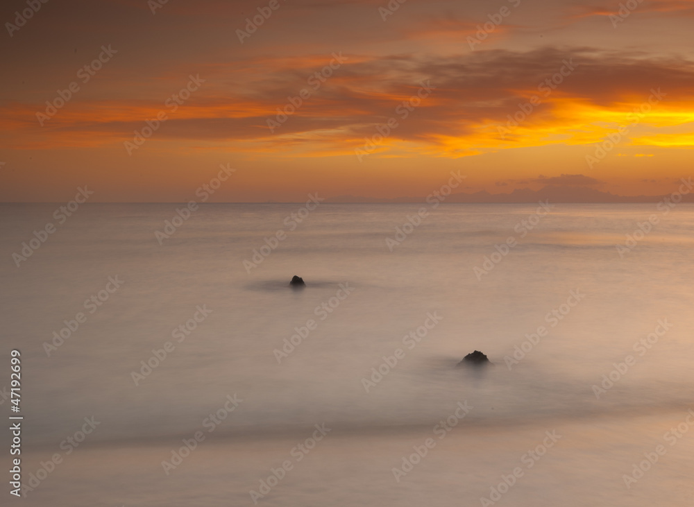 Obraz premium Beautiful sunset over an ocean
