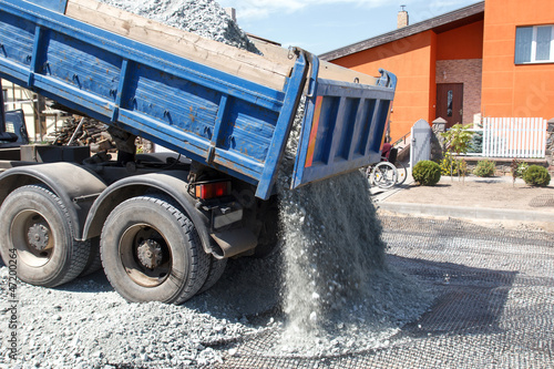 Konstfotografi dumper unload crushed stone