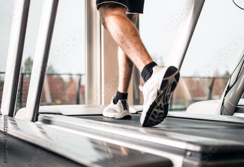 Photo Man running on a treadmill