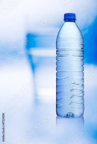 Wasserflasche und Wasserglas