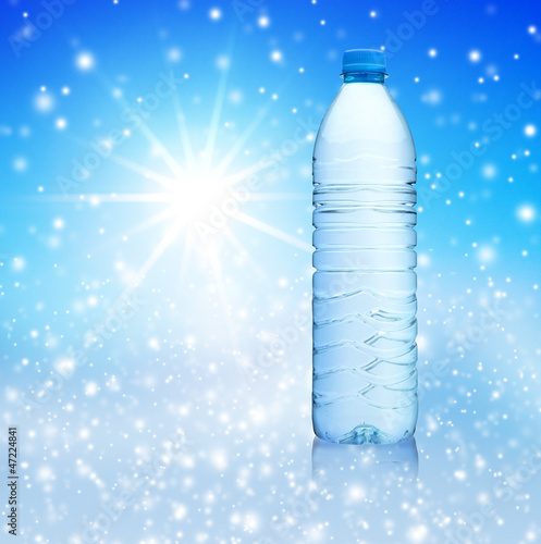 Wasserflasche im Schnee