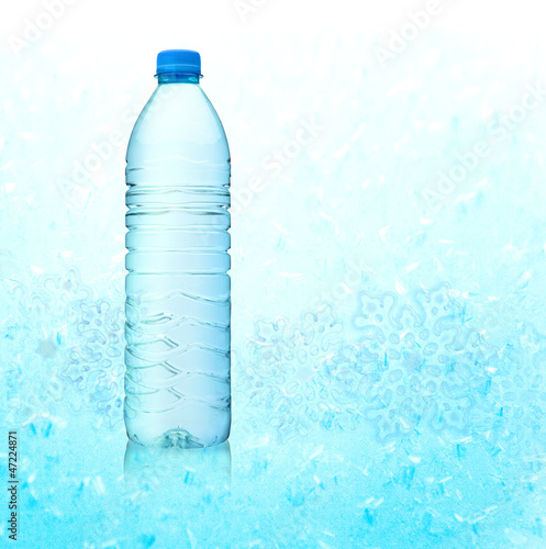 Mineralwasser mit Eiskristallen