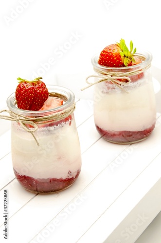 Yogur con mermelada y fresa