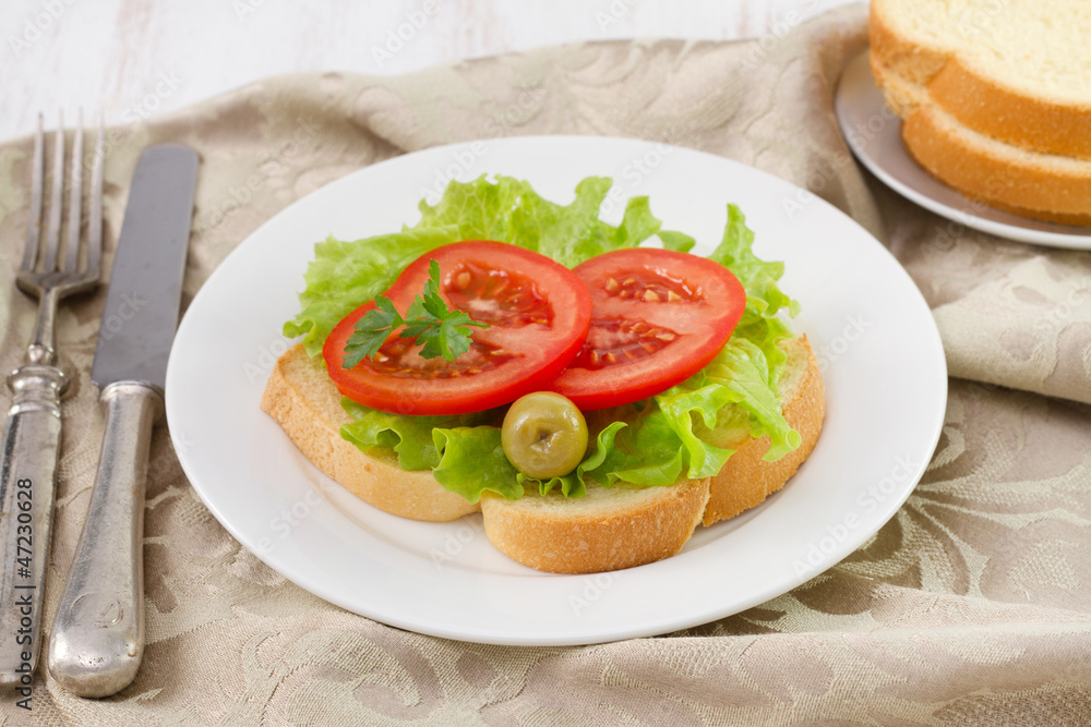 bread with lettuce, tomato and olive