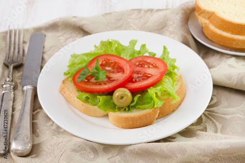 bread with lettuce, tomato and olive