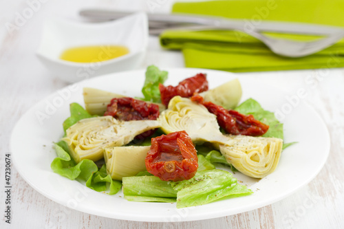 salad with artichoke and dry tomatos
