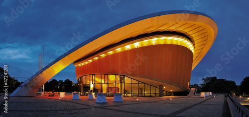 Berlin Kongresshalle am Abend photo