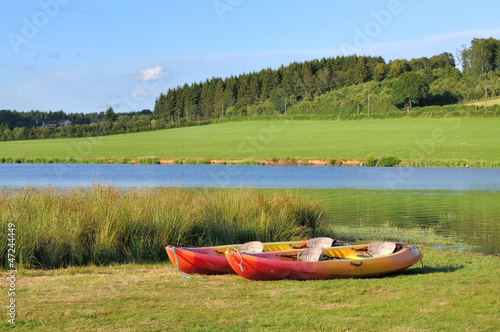 canoës au bord d'un lac