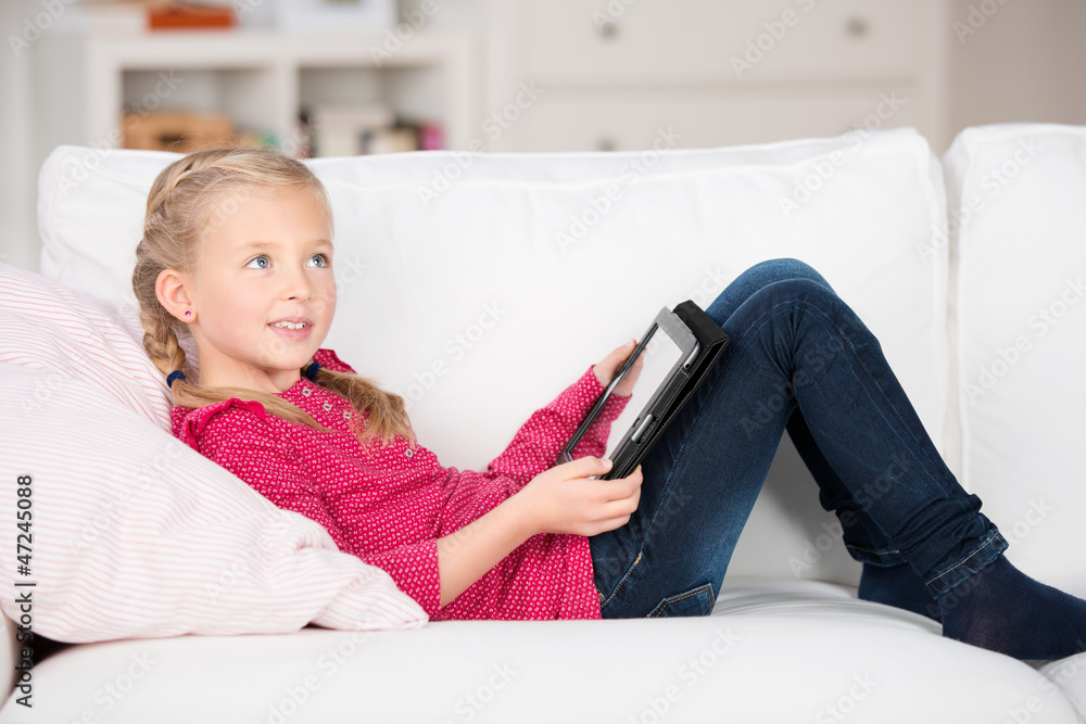 mädchen mit tablet-computer