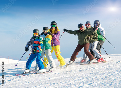Gruppe Skifahrer – Kinder und Erwachsene