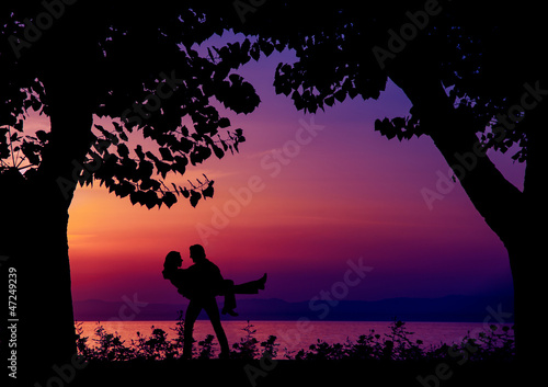 innamorati al tramonto, sagome al tramonto